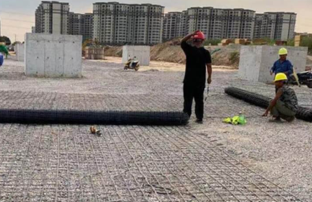 金沙土工格栅铺设前地基要怎么处理？