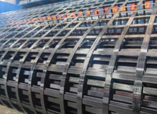 金沙钢塑土工格栅：基建“隐形脊梁”的绿色智造与长寿命进化论